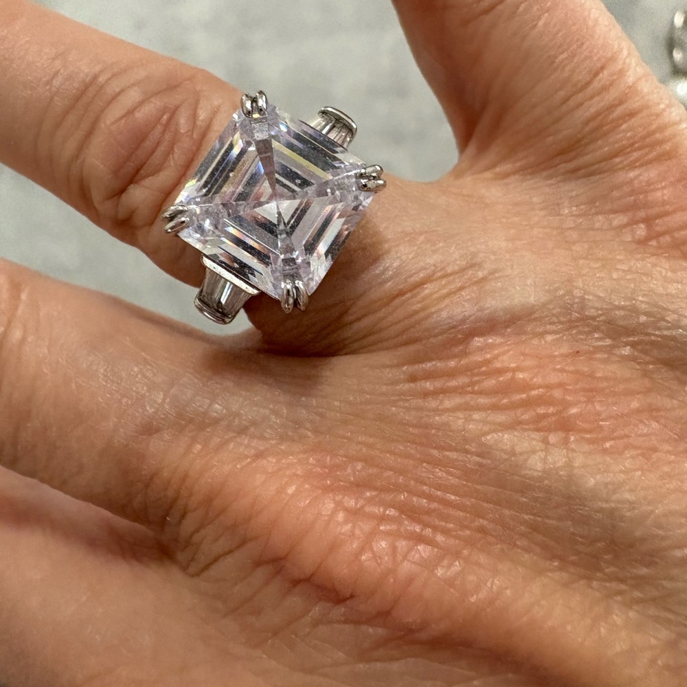 Elegant Square-Cut Clear Stone Ring - Silver Tone